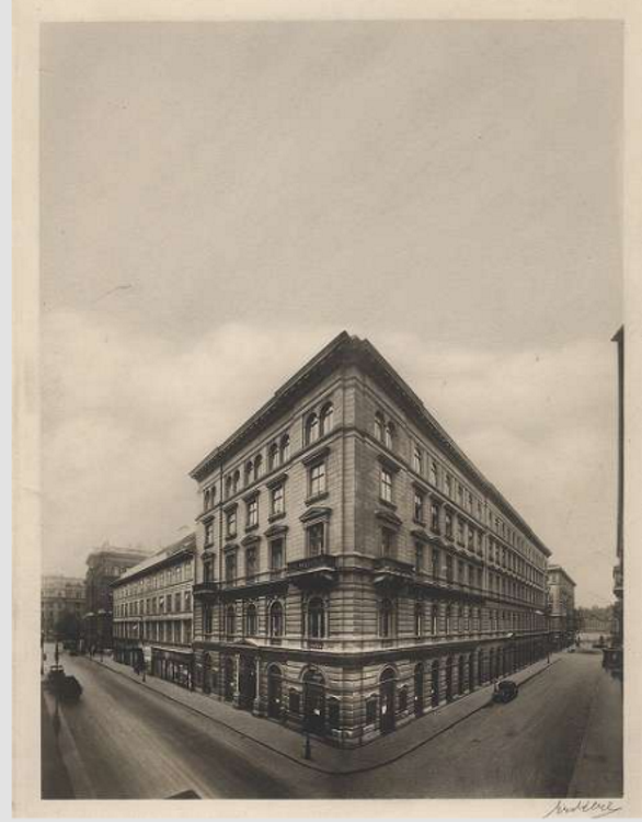 Kép 5. A Grill-féle Könyvkereskedés az V. kerületben, a Dorottya utca 2. szám alatt működött. A Dorottya utca Szende Pál utca sarka az 1920-as években. Forrás: Hungaricana
