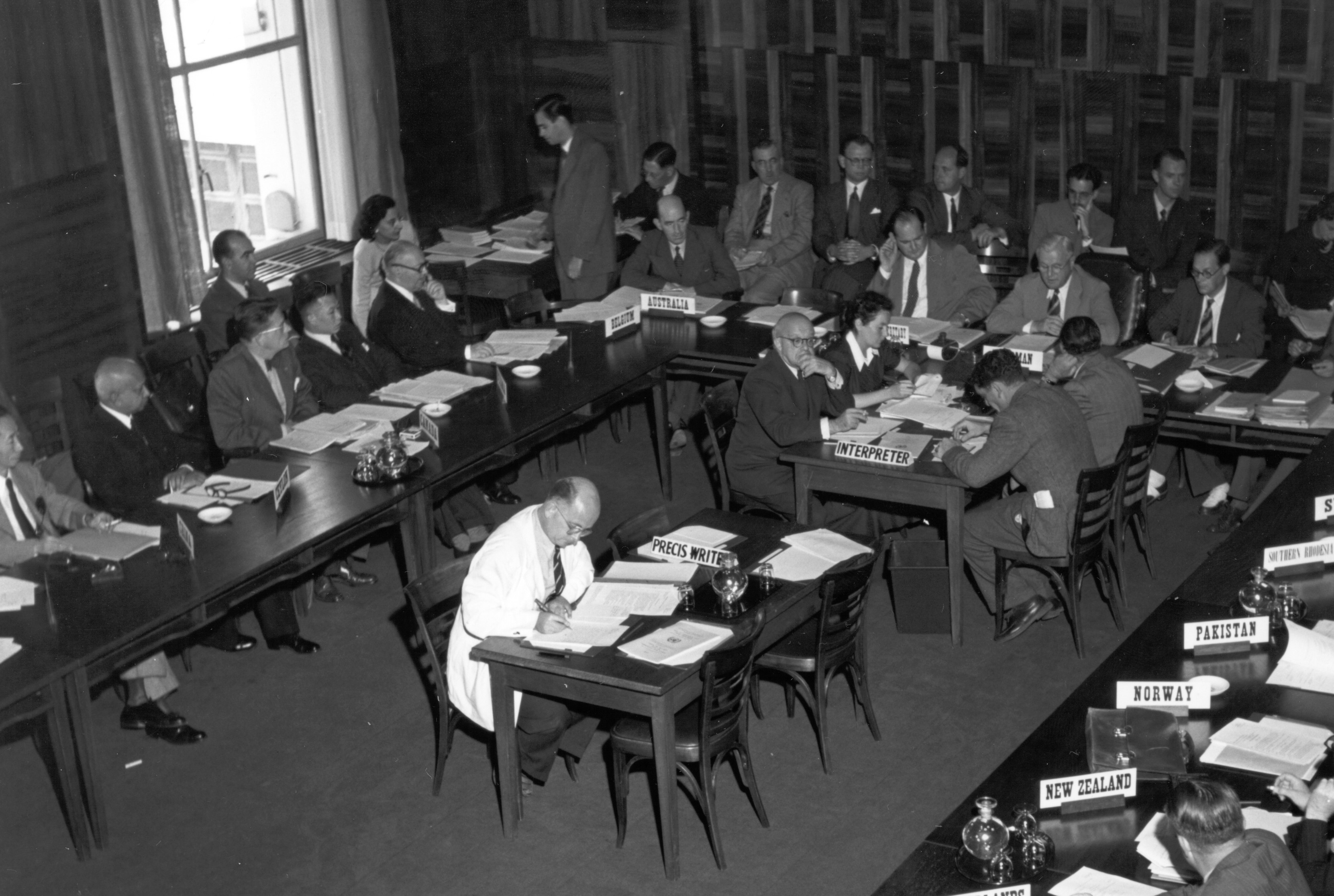 A GATT egyezményt aláíró 23 eredeti szerződő fél képviselője az egyik első ülésükön (Palais des Nations, Genf, 1948)